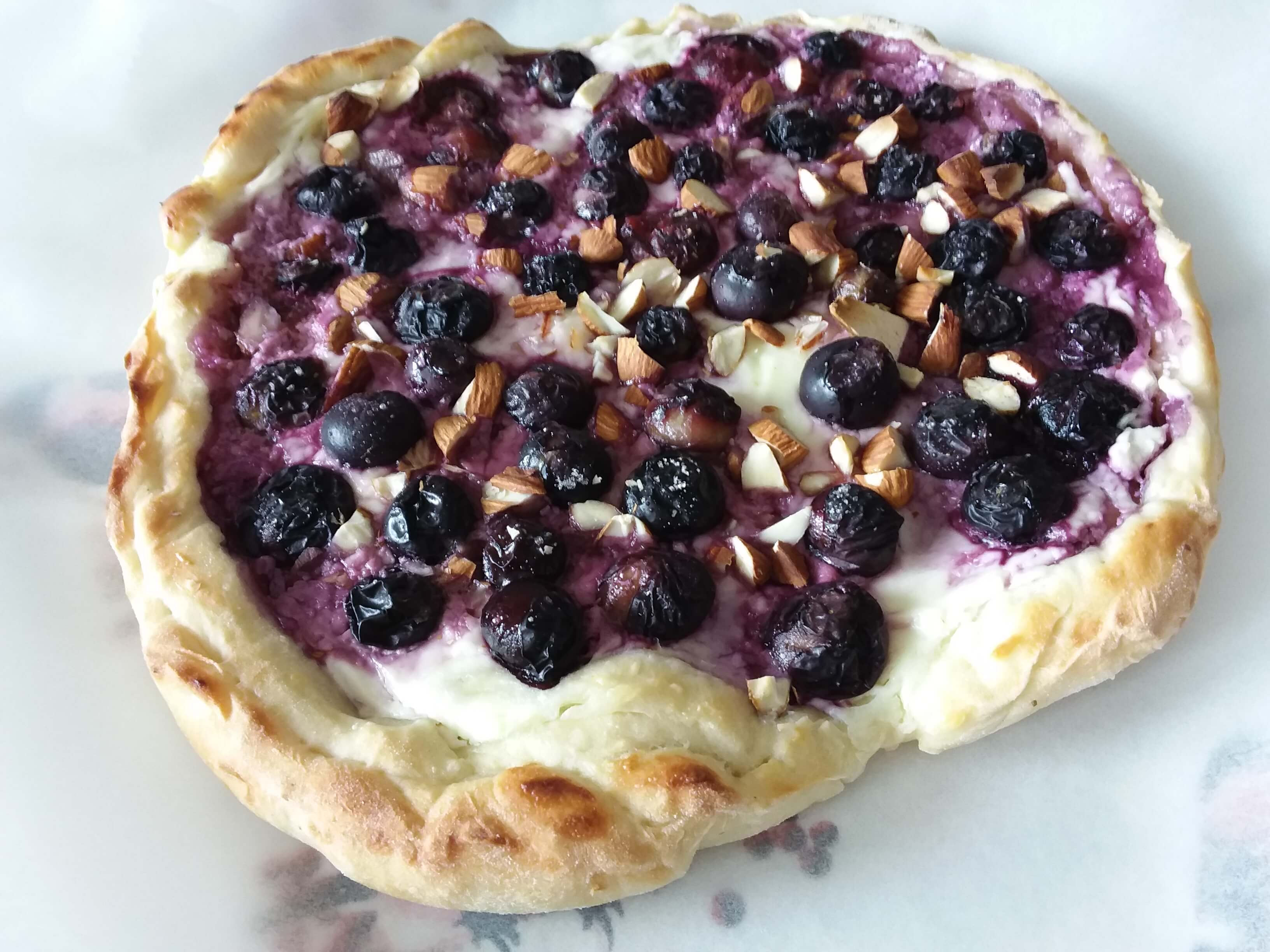 Süßer Flammkuchen mit Blaubeeren und Mandeln