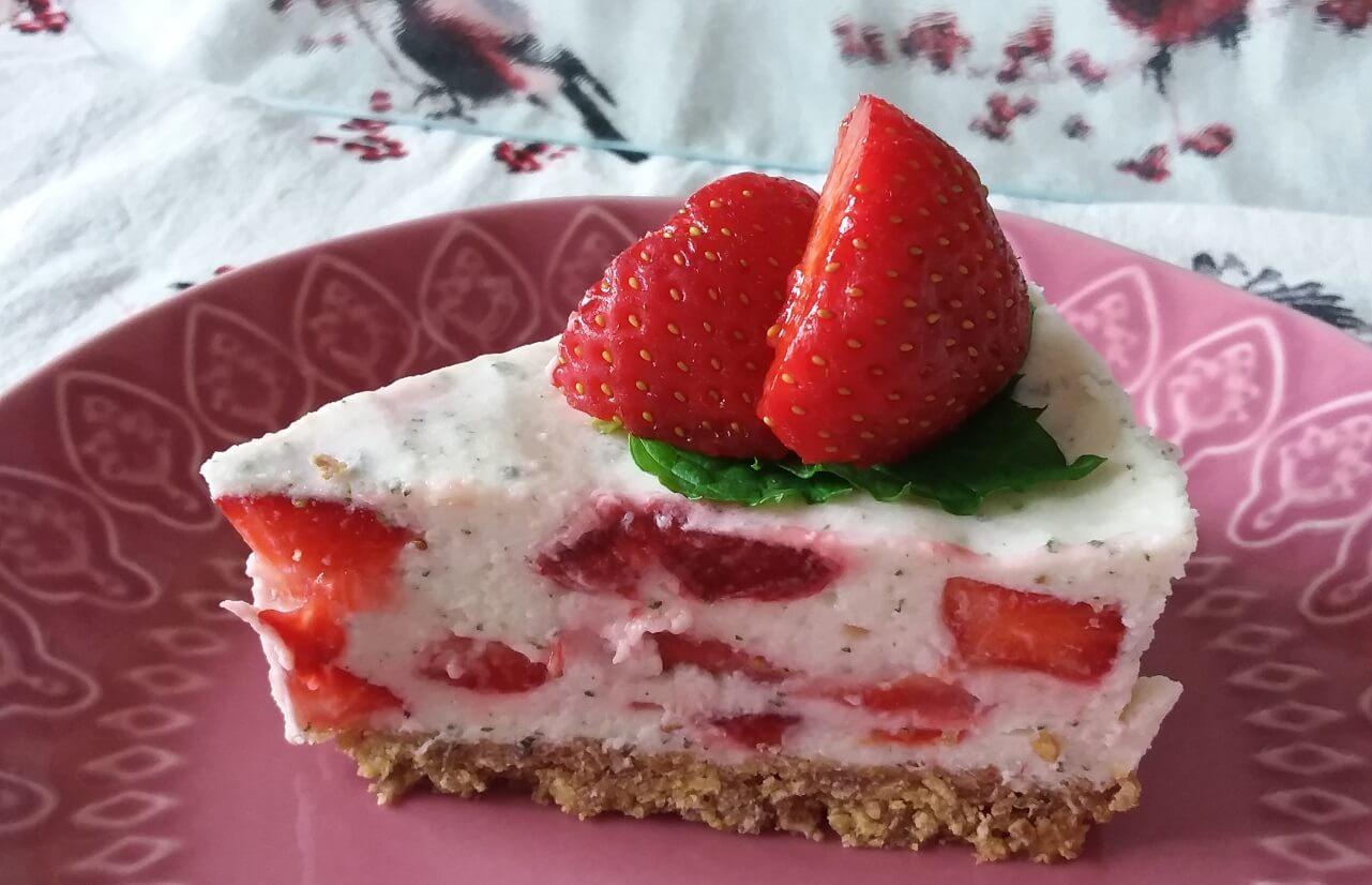 Leckere Erdbeer-Minz-Torte (ohne Backen) mit selbstgemachtem Minz-Zucker