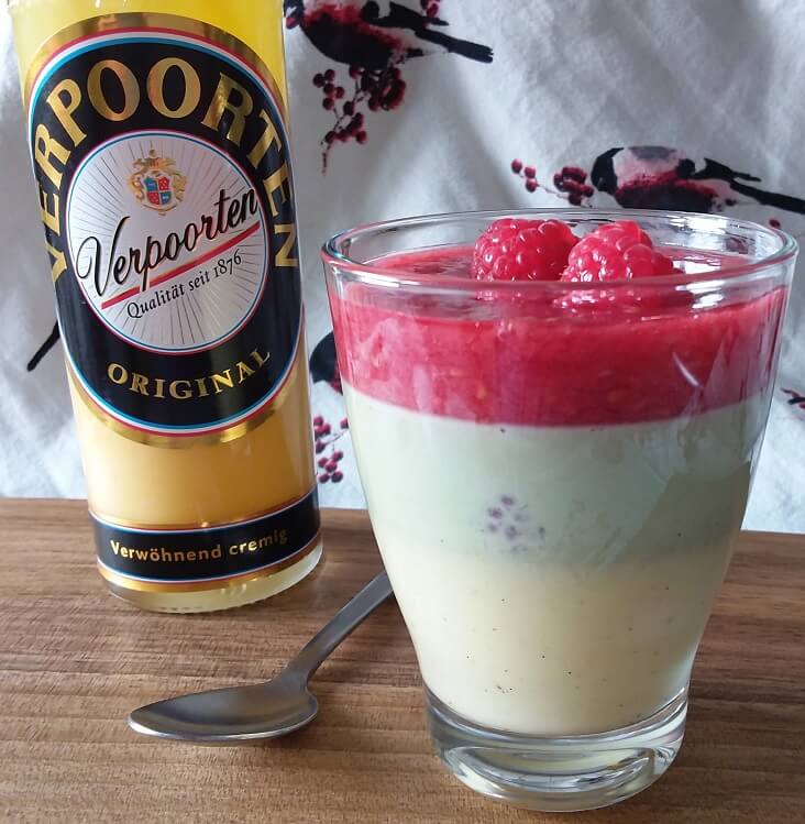 Verpoorten Eierlikör Panna Cotta mit Matcha und Himbeeren