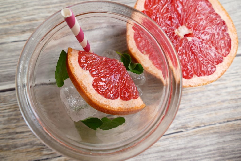 Grapefruit-Limonade und ein Glas
