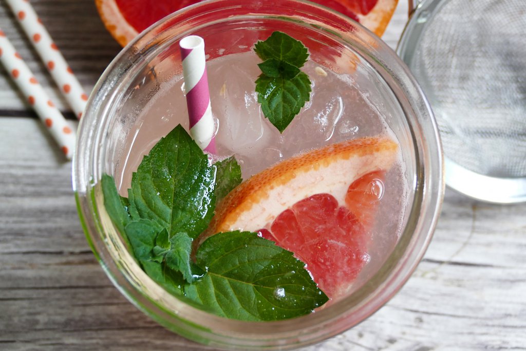 Ein Glas Grapefruit-Limonade