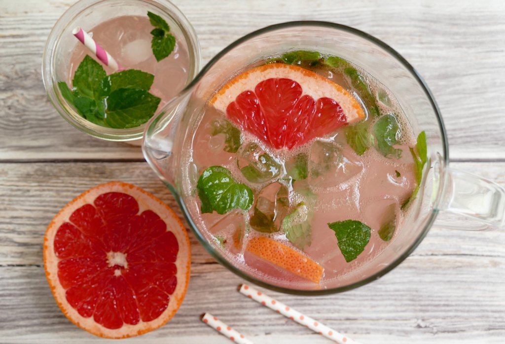 Grapefruit-Lominade mit Minze