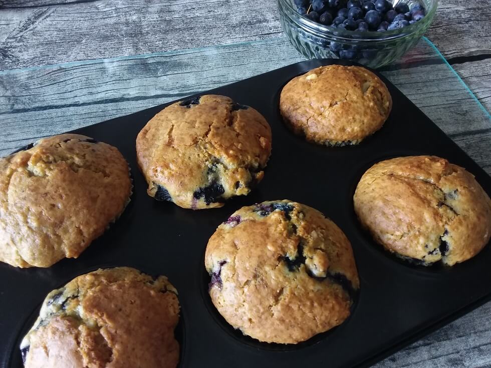 Blaubeermuffins mit weißer Schokolade und Mandeln