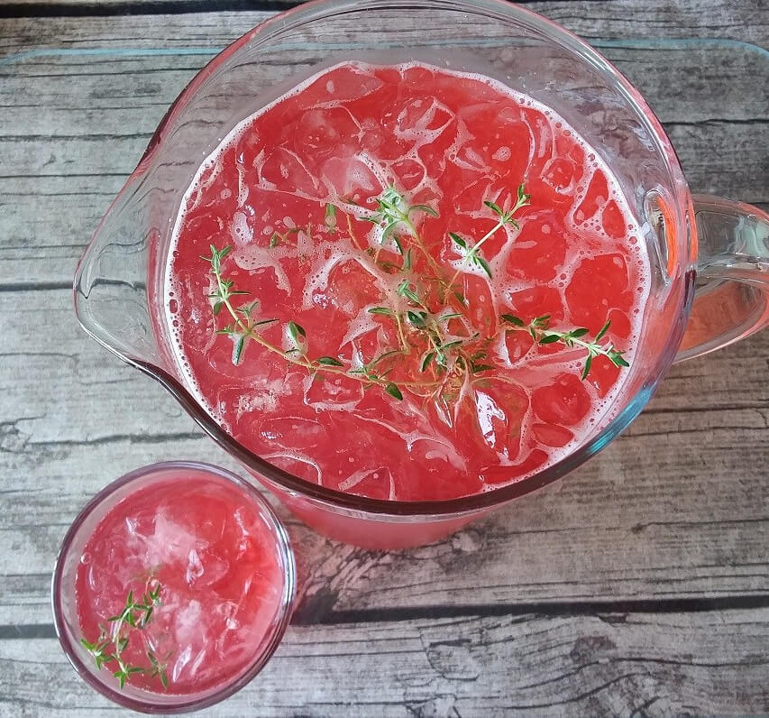 Limonade mit roten Johannisbeeren und Thymian