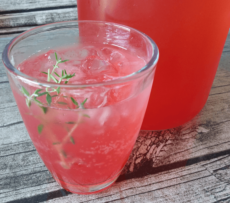 Leckere Limonade mit roten Johannisbeeren und Thymian