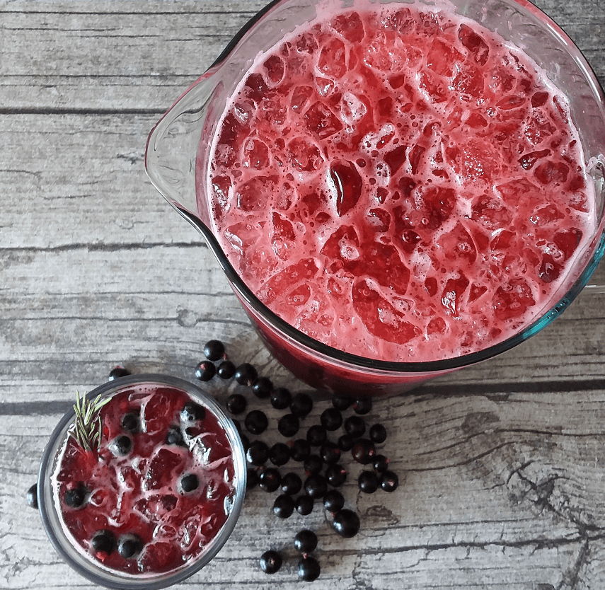 Limonade mit schwarzer Johannisbeere und Rosmarin