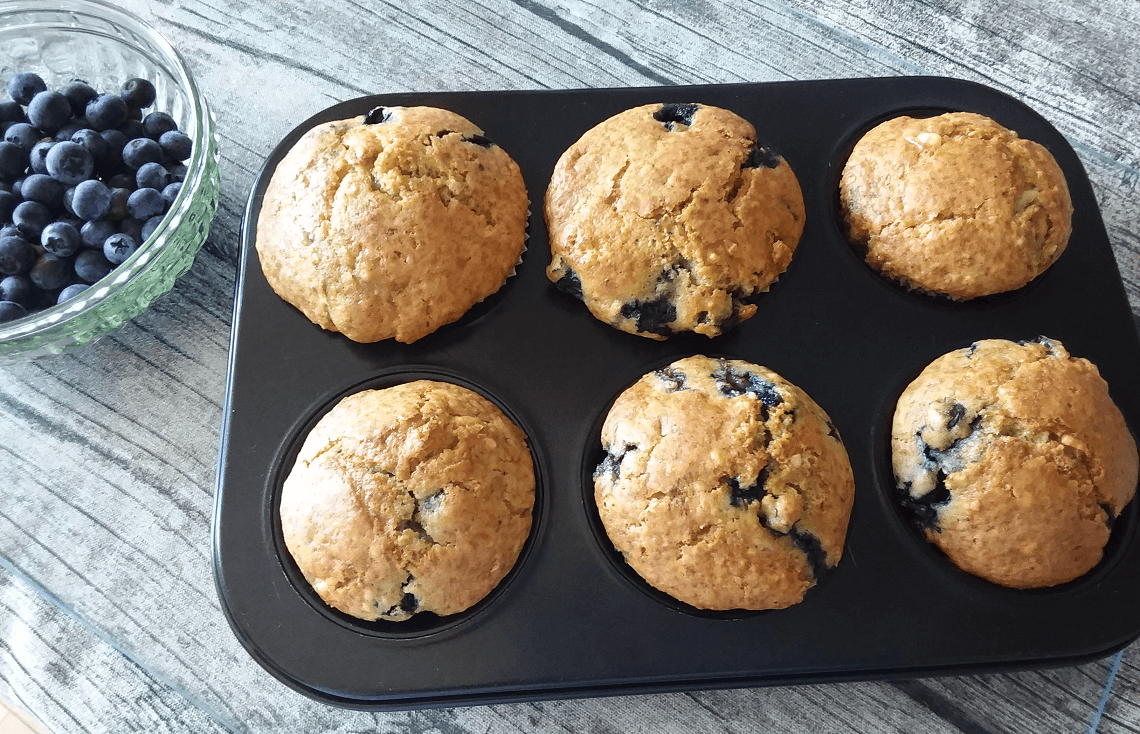 Blaubeermuffins mit weißer Schokolade und Mandeln
