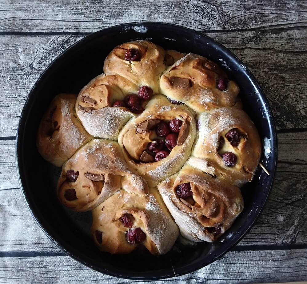 Leckere Hefeschnecken mit Nussnougat und Kirschen