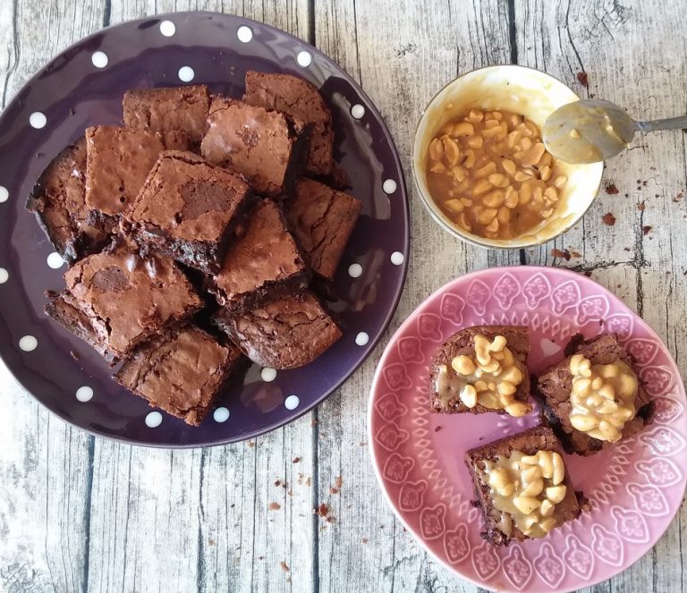 Rezept für unverschämt leckere Erdnuss-Karamell-Brownies