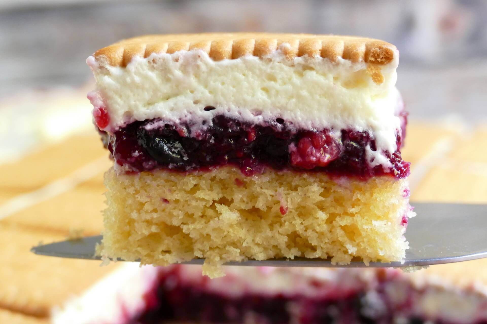 Schneewittchenkuchen mit Butterkeksen – rot wie Blut, weiß wie Schnee und goldgelb wie Butterkekse