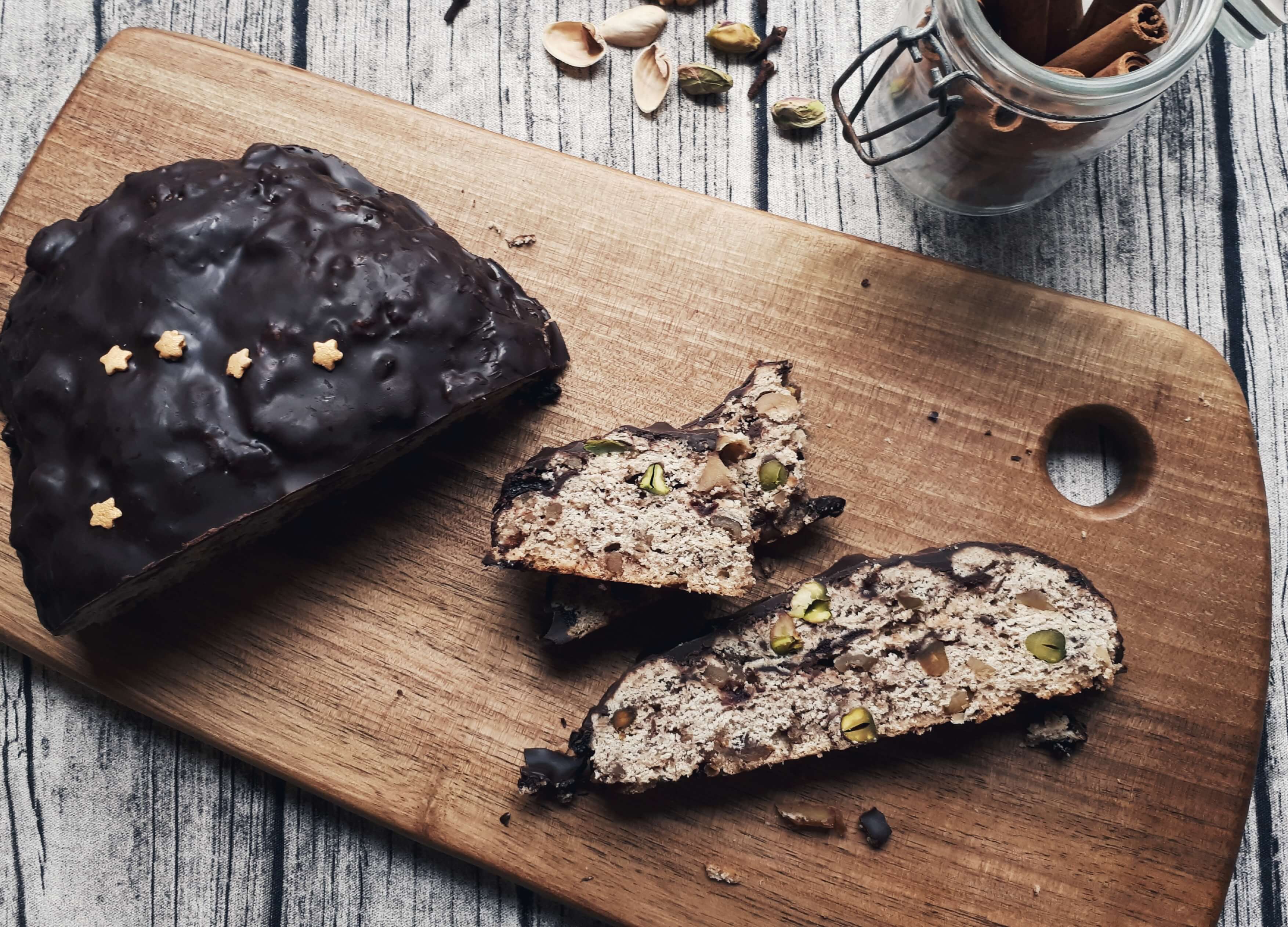 Orientalischer Stollen mit Kirschen, Pistazien, Walnüssen und Schokoladenmantel