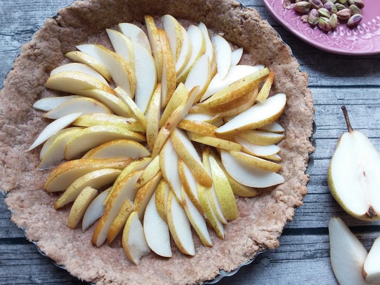 Leckere Birnentarte mit Pistazien und Vollkornmürbeteig