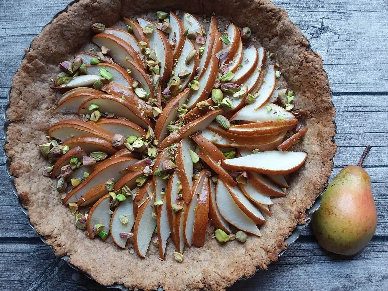 Leckere Birnentarte mit Pistazien und Vollkornmürbeteig