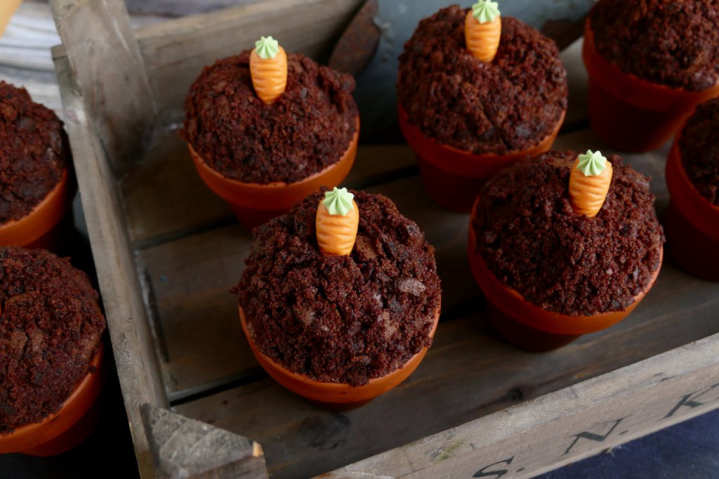 Schokoladenmuffins im Terracotta-Blumentopf