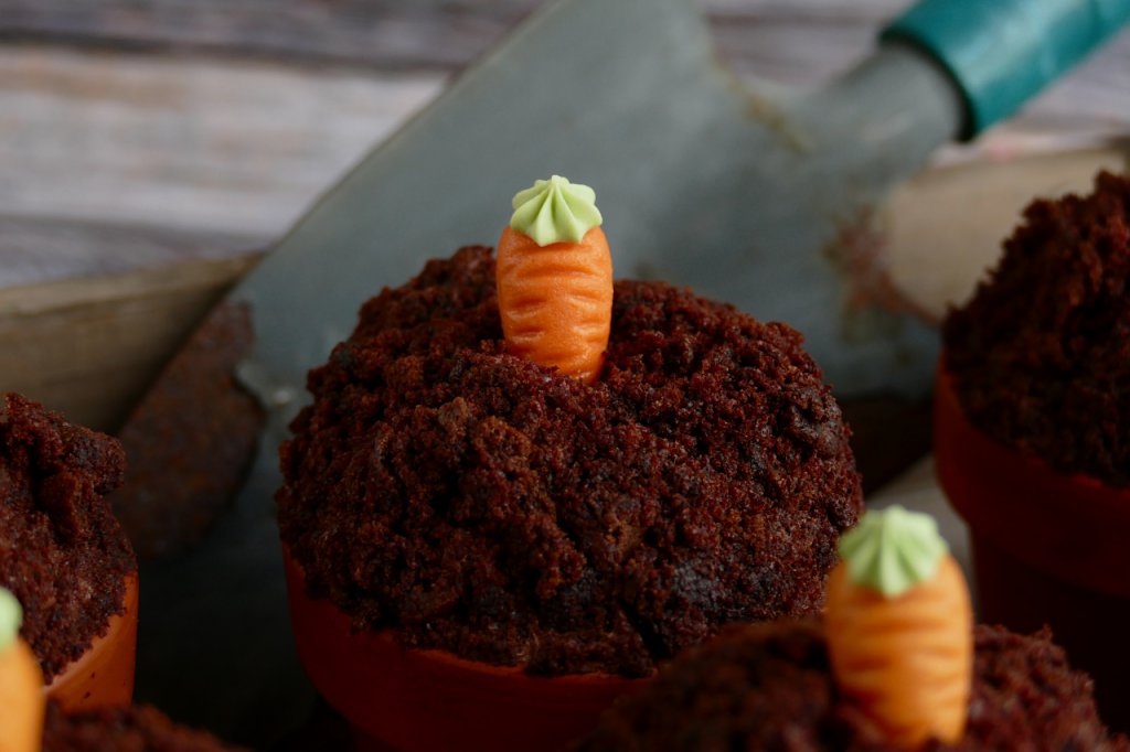 Schokoladenmuffins im Terracotta-Blumentopf