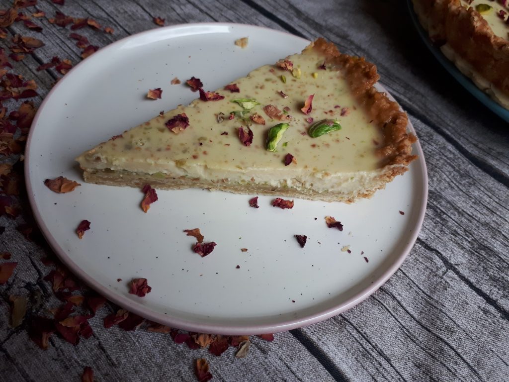 Panna Cotta Tarte mit Pistazien und Rosenwasser