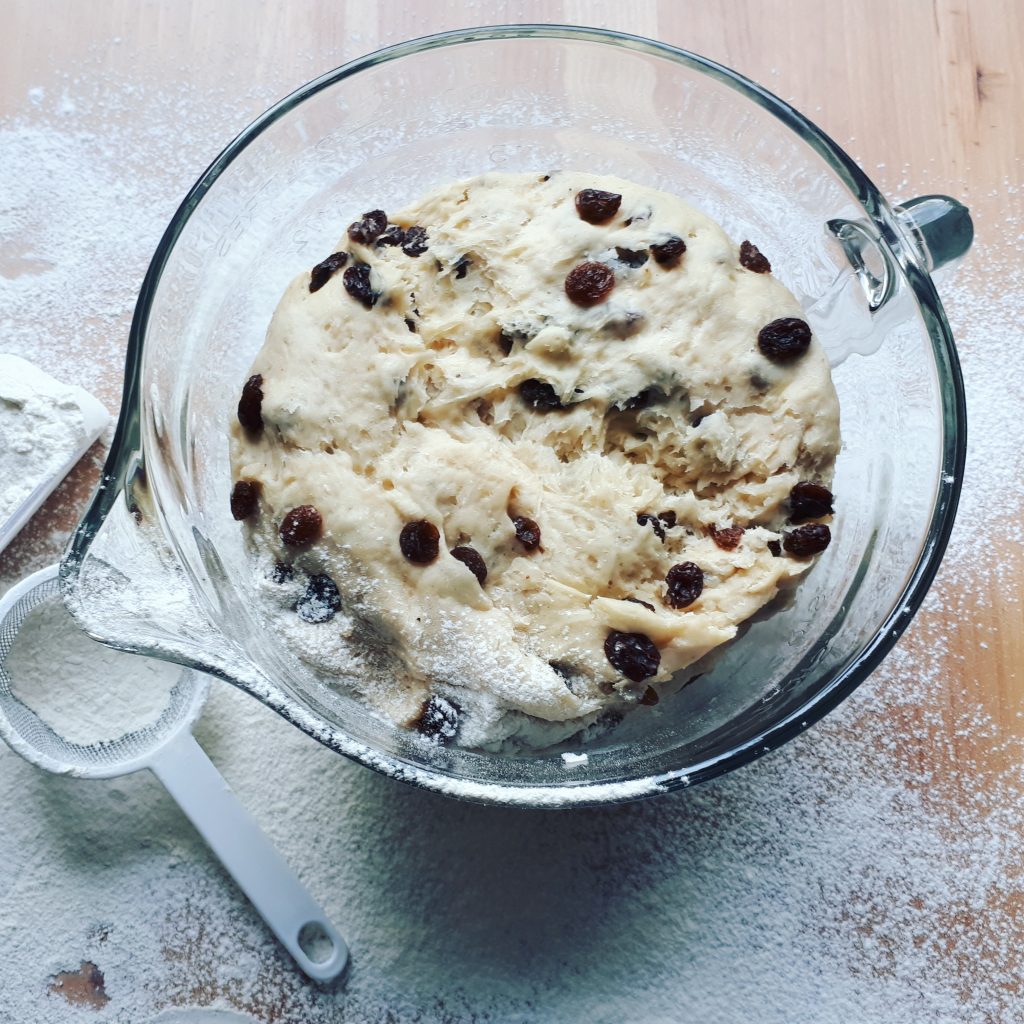 Richtig leckere Rosinenbrötchen aus Hefeteig