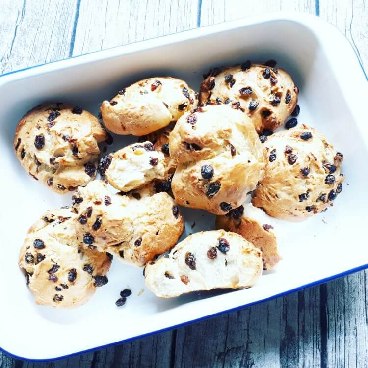 Rosinenbrötchen aus Hefeteig