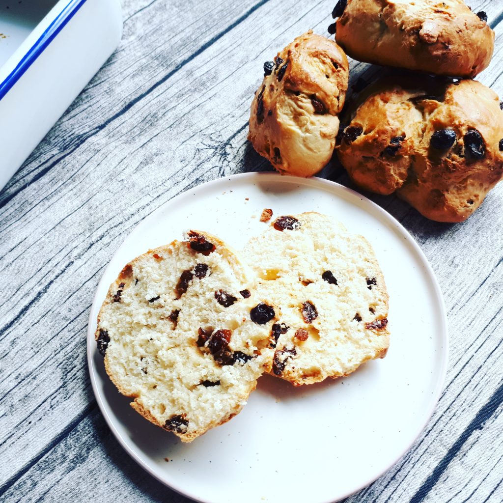 Rosinenbrötchen aus Hefeteig