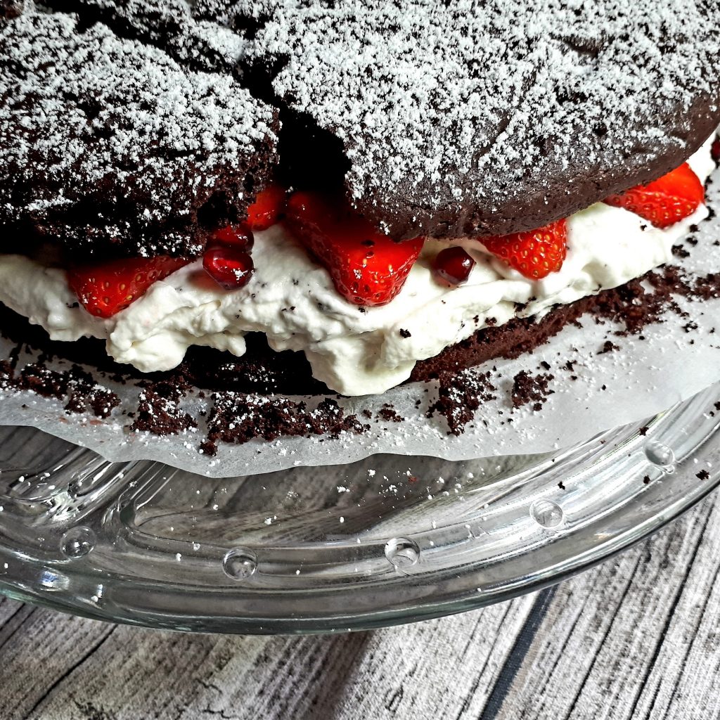 Schokoladenkuchen und Schokoladentorte mit Chilli, Erdbeeren und Granatapfel