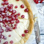 Kladdkaka mit weißer Schokolade und Johannisbeeren