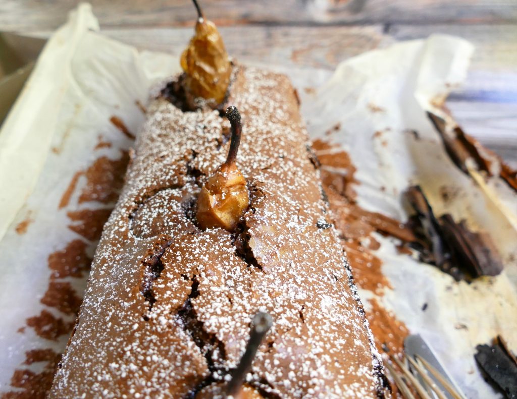 Schoko-Birnen-Kuchen "Backen. Das Buch" von EDEKA.