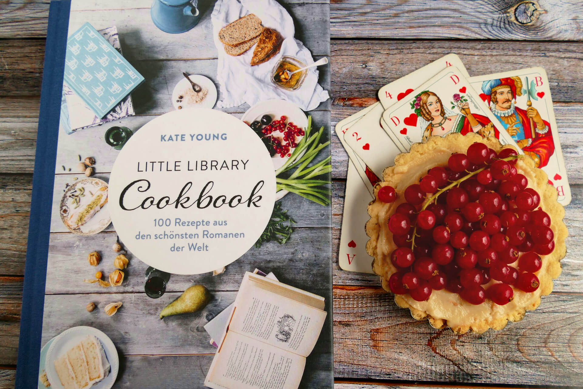 Beerentörtchen oder “Die Törtchen der Herzkönigin” – Rezension zu “Little Library Cookbook” von Kate Young