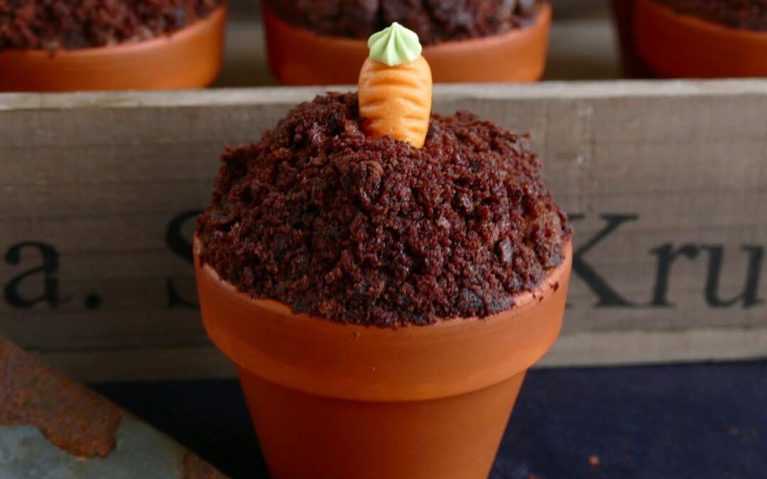 Schokoladenmuffins im Terracotta-Blumentopf