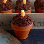 Schokoladenmuffins im Terracotta-Blumentopf