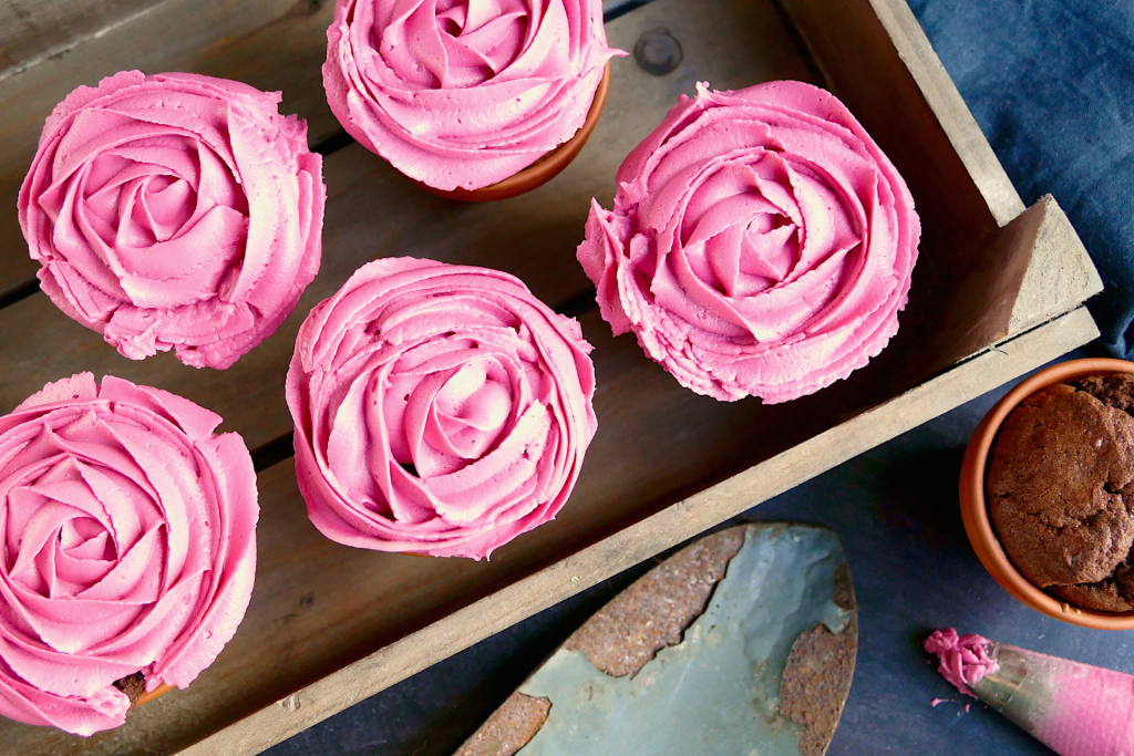 Rosen Cupcakes Schokomuffins mit Rosen-Topping im Terracotta Blumentopf
