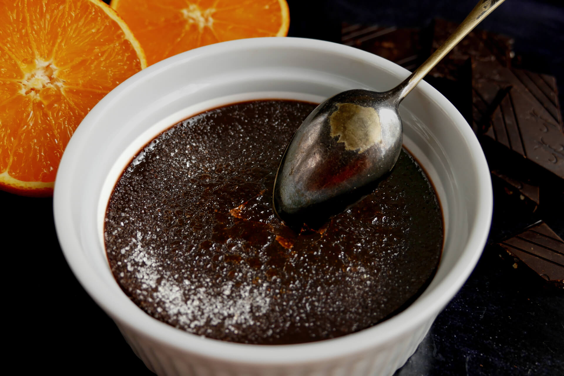 Schokoladen-Crème-Brûlée mit Orangen und Karamellkruste