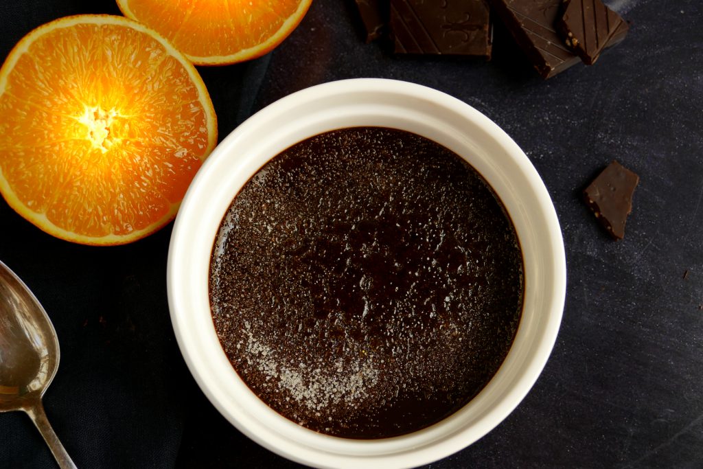 Schokoladen-Crème-Brûlée mit Orangen und Karamellkruste Schokoladen-Crème-Brûlée mit Orangen und Karamellkruste