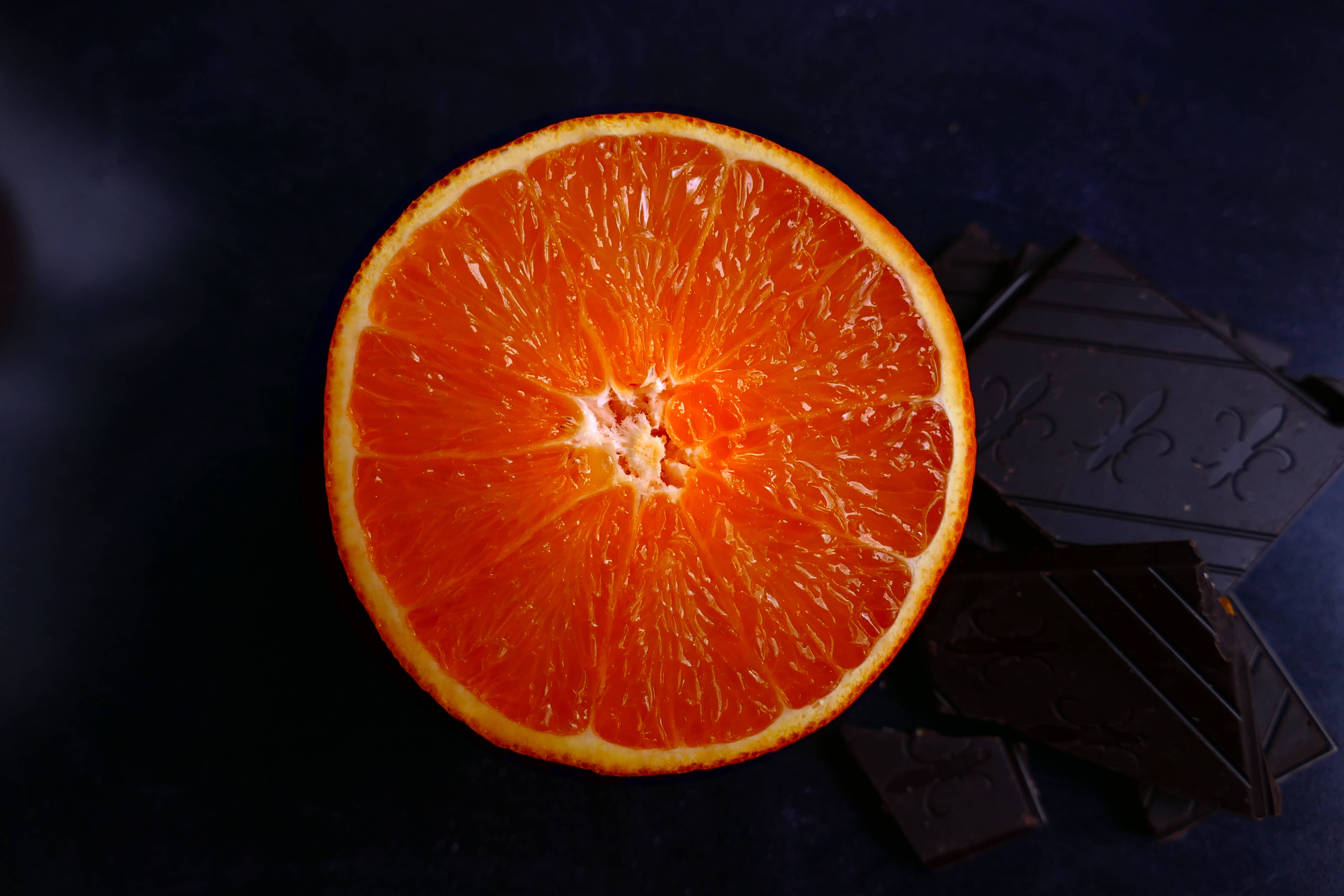 Schokoladen-Crème-Brûlée mit Orangen und Karamellkruste