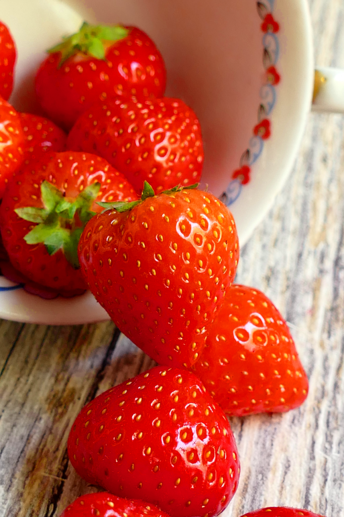 Erdbeeren in einer Teetase für Erdbeerkuchen