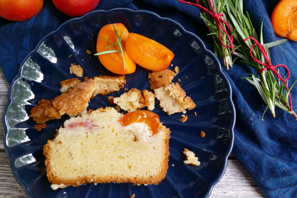 Ein Stück Aprikosenkuchen mit Rosmarin