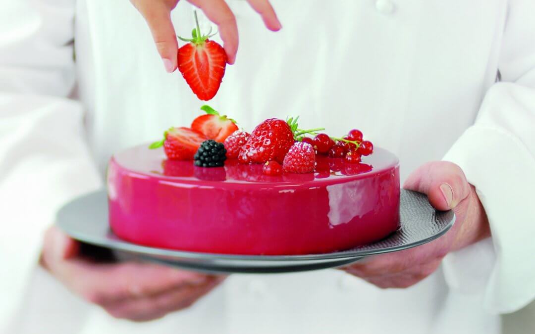 “Patisserie. Aus der renommierten Konditorschule Schritt für Schritt erklärt.” von Le Cordon Bleu