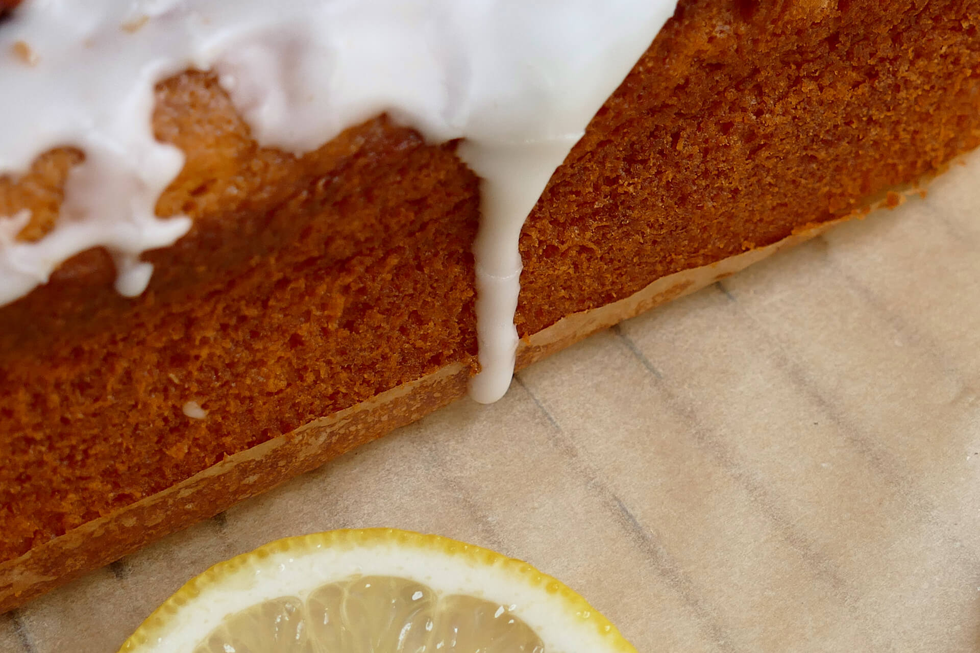 Zitronenkuchen mit Mascarpone und kandierten Pekannüssen