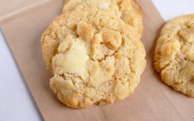 Macadamia Cookies mit weißer Schokolade