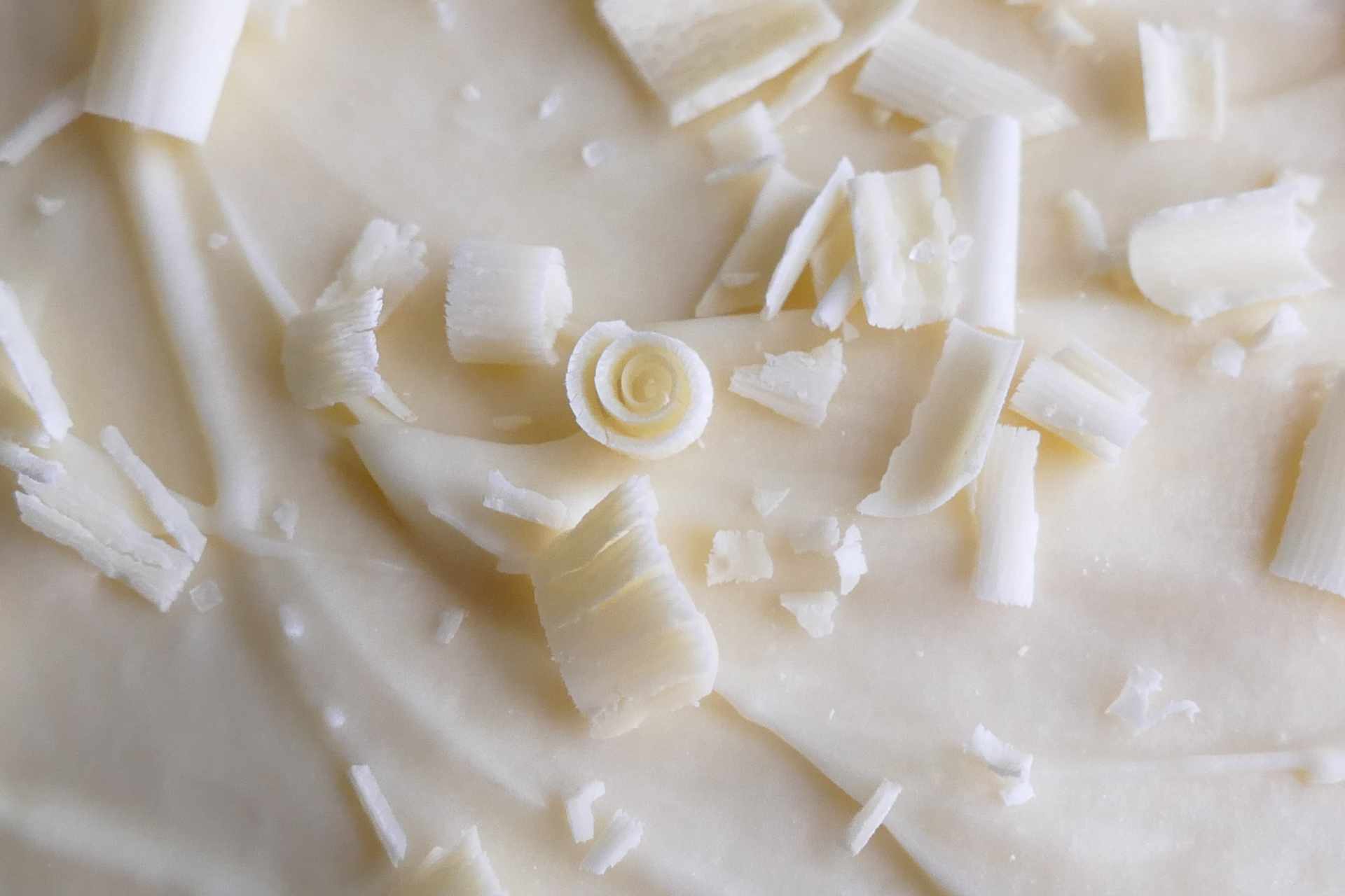 Weiße Schokoladentarte mit Mascarpone-Füllung und Cookie-Boden