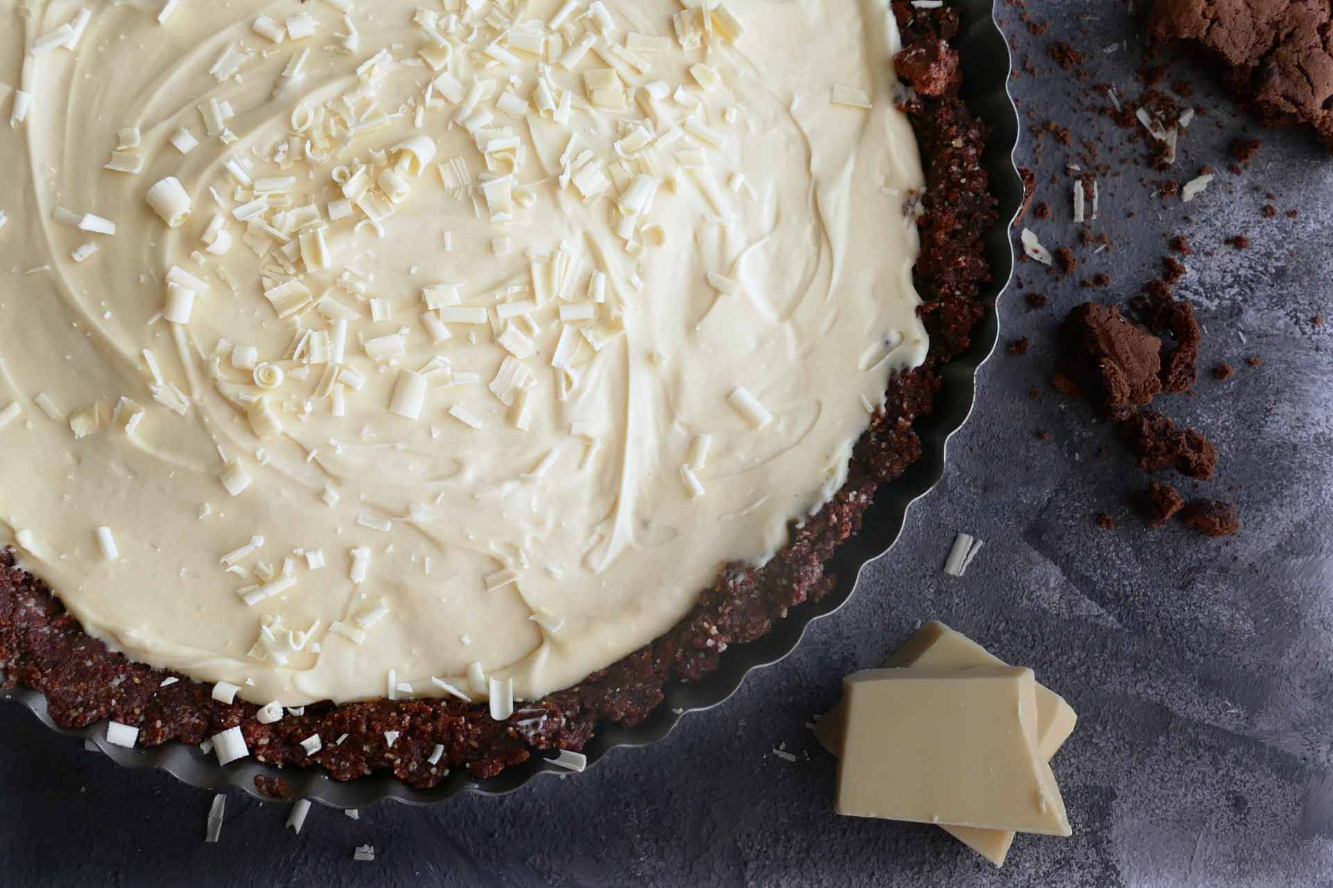 Weiße Schokoladentarte mit Mascarpone-Füllung und Cookie-Boden