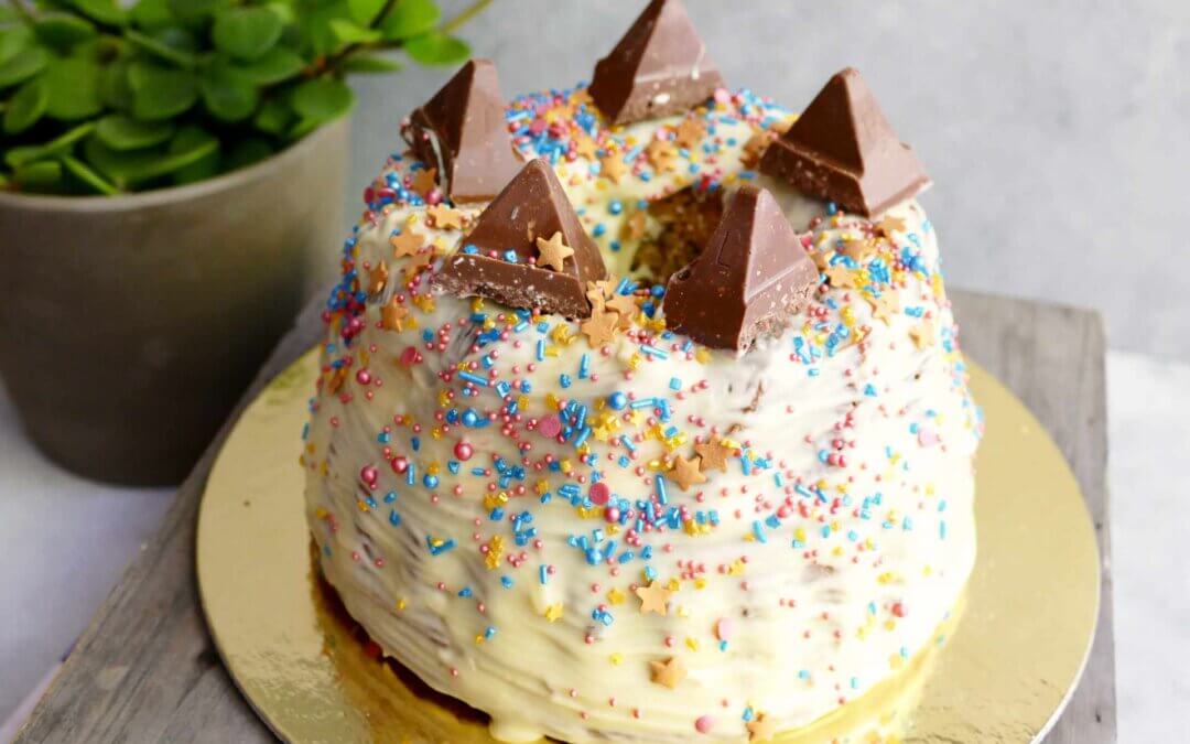 Toblerone®-Goldkrönchen-Torte: “Backen mit Süßigkeiten” von Dr. Oetker