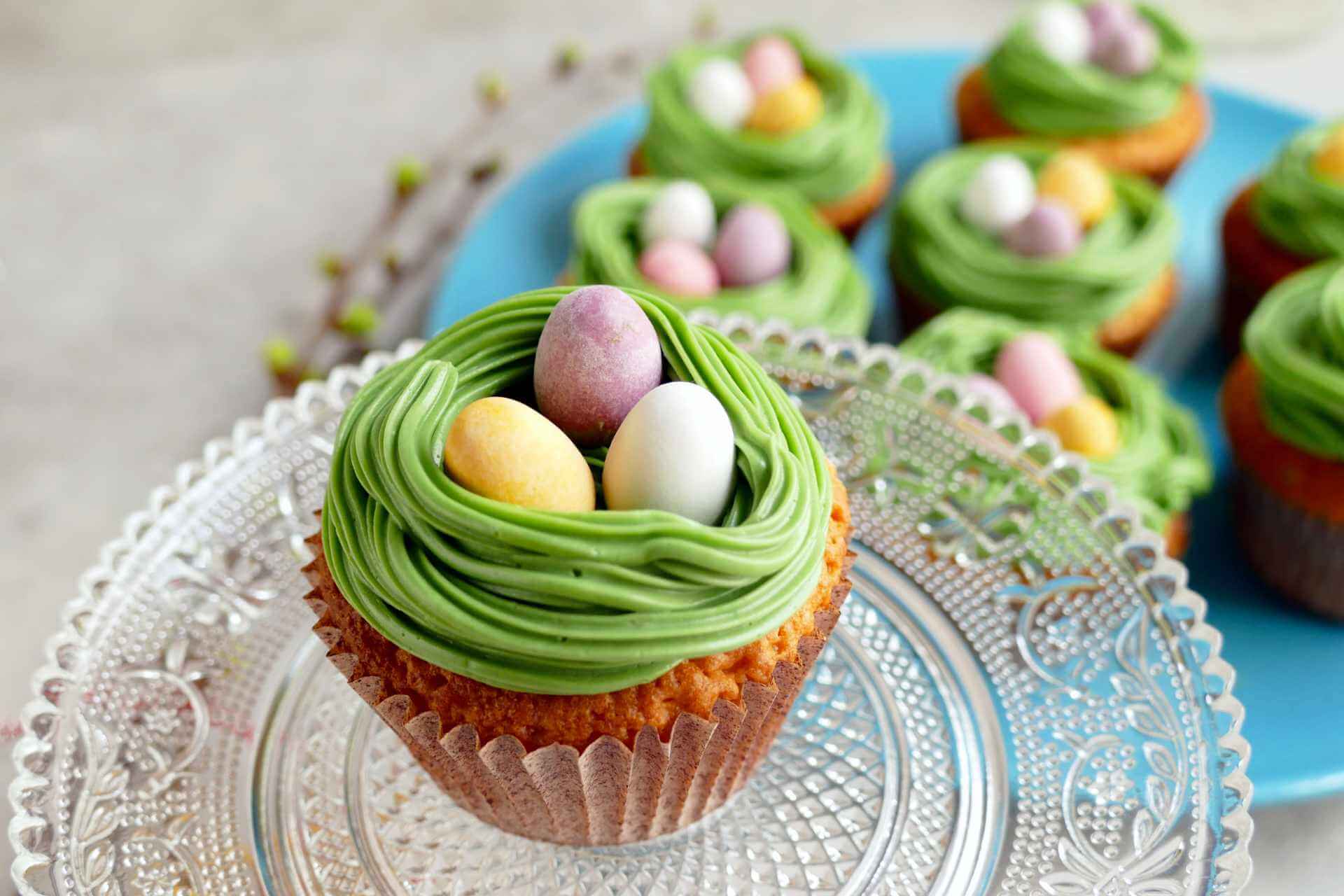 Oster-Cupcakes mit weißer Schokolade und einfacher Buttercreme