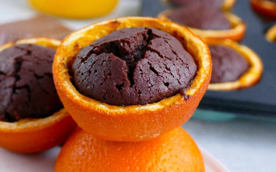 Schokoladenmuffins in Orangenschalen gebacken