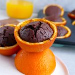 Schokoladenmuffins in Orangenschalen gebacken