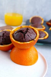 Schokoladenmuffins in Orangenschalen gebacken