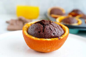 Schokoladenmuffins in Orangenschalen gebacken