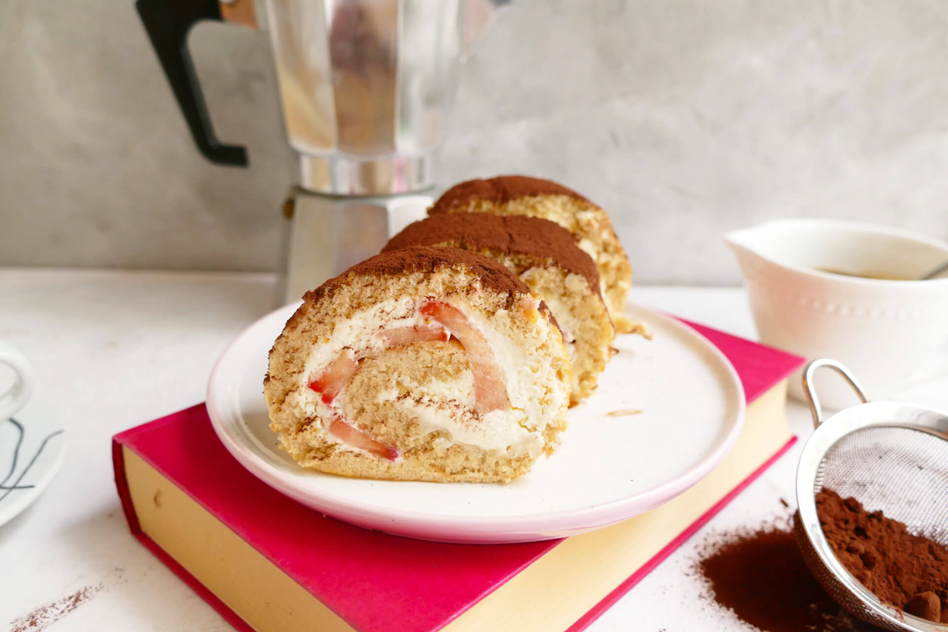Erdbeer-Tiramisu-Biskuitrolle 1_bea_19x12 Erdbeer-Tiramisu-Biskuitrolle