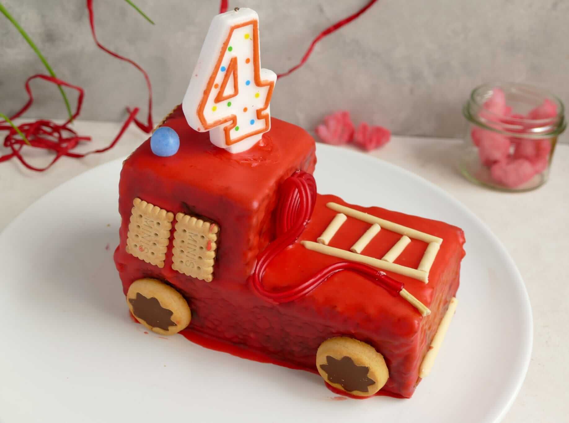 Feuerwehrauto-Kuchen mit Schlauch für den Kindergeburtstag